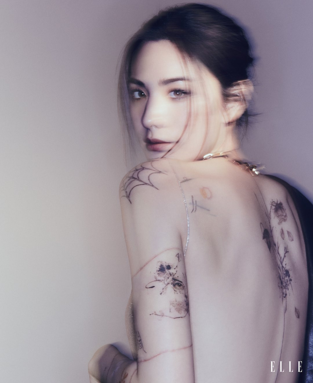 Nữ thần tượng từng gây sốc khi tiết lộ xăm hình trải dài khắp cơ thể trong buổi ra mắt phim điện ảnh Confession năm 2022. Cô chủ yếu xăm hình hoa lá, mạng nhện và cho biết cô đã cân nhắc, lựa chọn kỹ lưỡng từng hình. Loạt hình xăm khiến mỹ nhân Hàn đẹp nhất thế giới nhận nhiều ý kiến trái chiều.