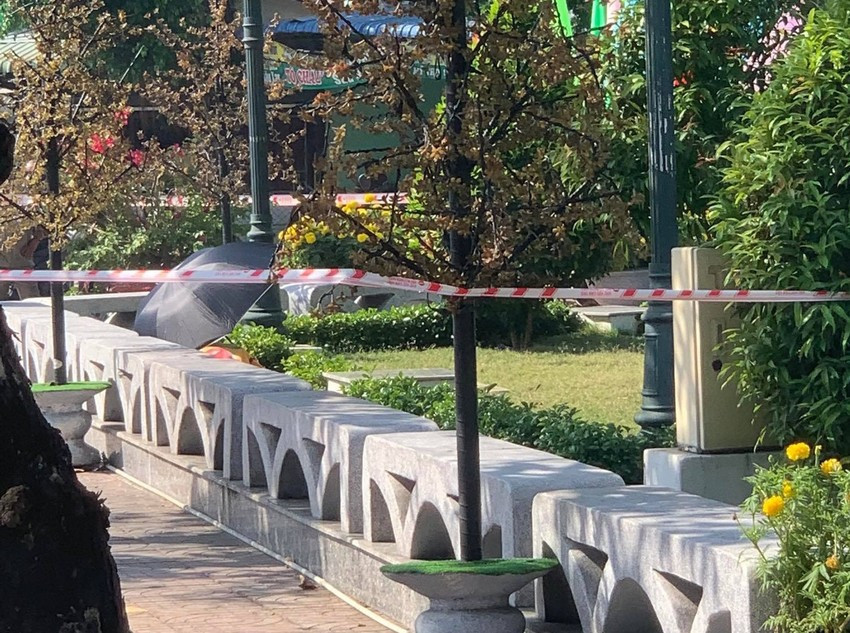 Thi thể nạn nhân ở trong công viên tại Thị trấn Tầm Vu. Ảnh: CTV