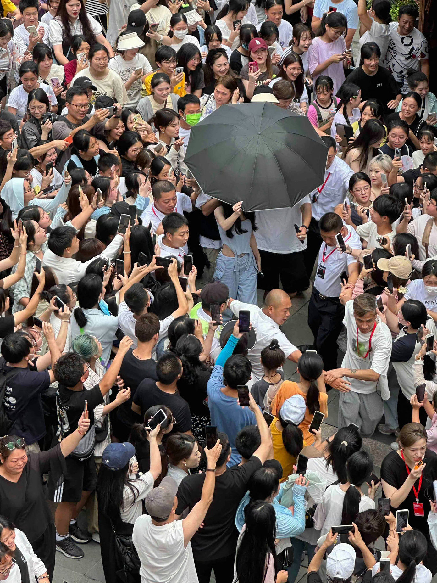 Angelababy là nguyên nhân tạo ra biển người ken đặc tại Ôn Châu, Trung Quốc. Ảnh: Weibo.