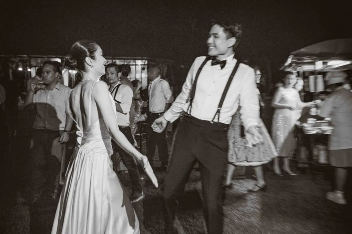 Trong đám cưới truyền thống ngày 1/3, cô dâu và chú rể mặc trang phục cưới ngày có giá lên tới 20 triệu baht (574.000 USD), theo Straitstimes. Bộ trang phục cưới của mỹ nhân 36 tuổi thêu chỉ vàng, cô đội vương miện hoa được làm thủ công bằng vàng nguyên chất do các nghệ nhân tỉnh Ranong thực hiện. Theo báo Thái, công đoạn này mất 3 tháng mới hoàn thành.