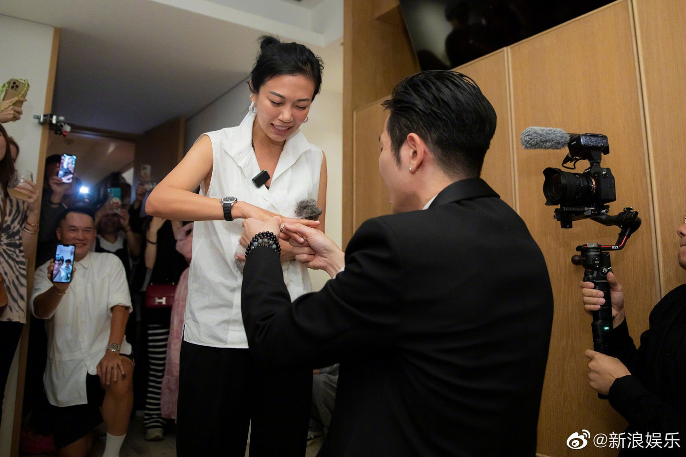 Lâm Hữu Huệ khoe nhẫn kim cương "khủng" khi được bạn trai cầu hôn. Ảnh: Weibo.