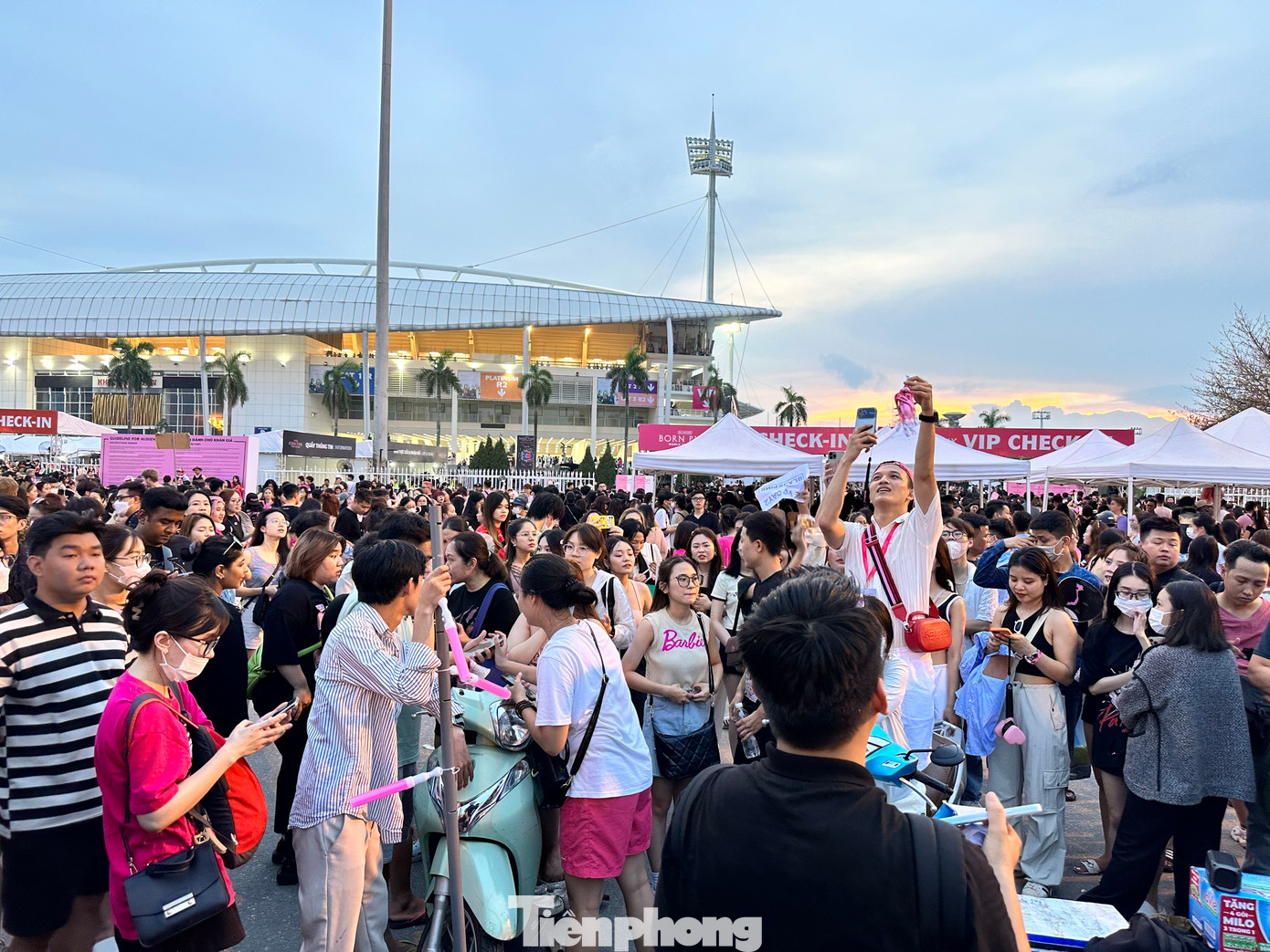 Đông đảo người hâm mộ tập trung tại sân vận động Mỹ Đình ngày 30/7. Buổi concert tại sân Mỹ Đình hôm này là lời chào kết tour Born Pink châu Á của 4 cô gái. Khu vực VIP bị lỗi hệ thống nên khán giả mất khá nhiều thời gian mới có thể check-in vào sân. Đông đảo người hâm mộ tập trung tại sân vận động Mỹ Đình ngày 30/7. Buổi concert tại sân Mỹ Đình hôm này là lời chào kết tour Born Pink châu Á của 4 cô gái. Khu vực VIP bị lỗi hệ thống nên khán giả mất khá nhiều thời gian mới có thể check-in vào sân.
