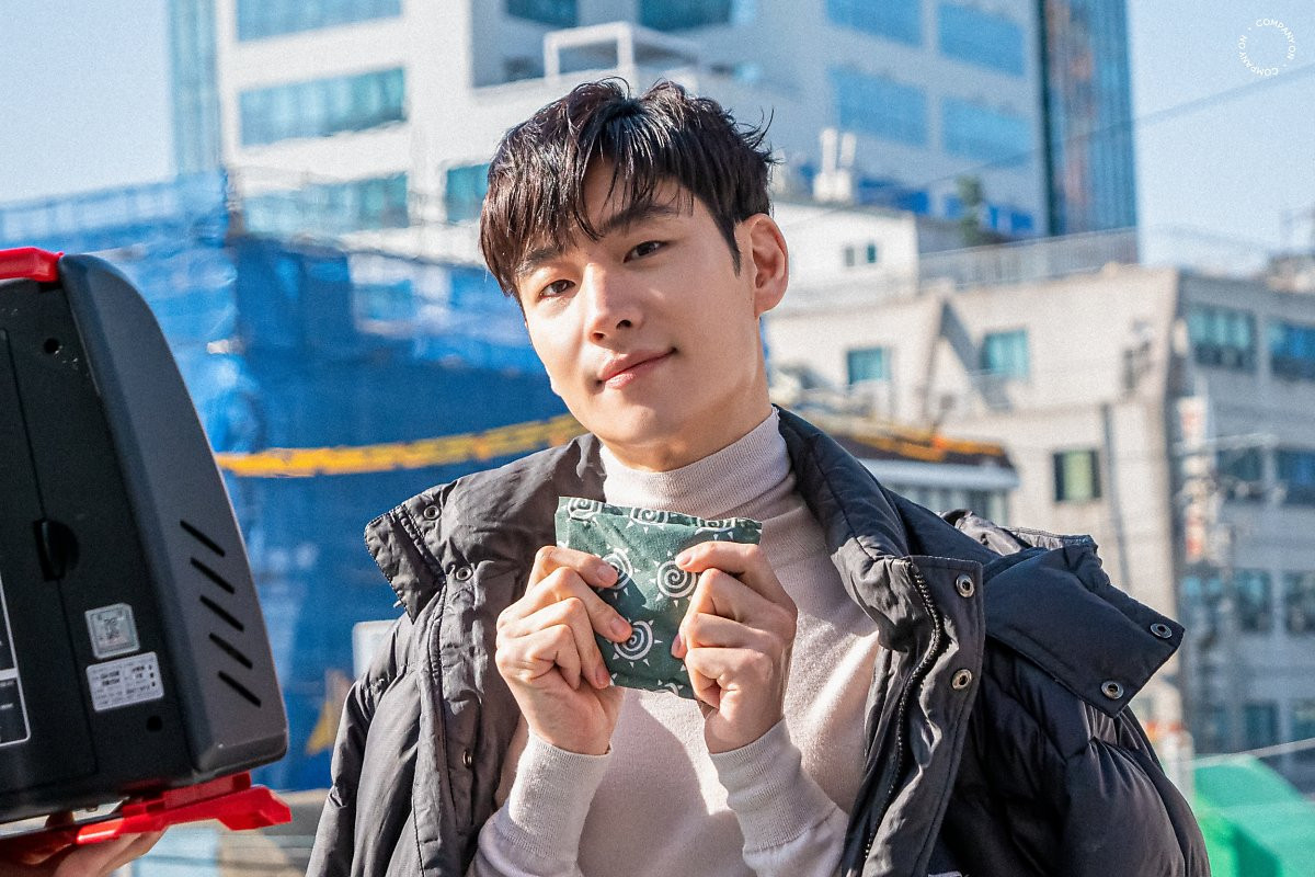 Đời tư của tài tử cũng khiến khán giả tò mò sau khi tên tuổi được hâm nóng qua Taxi Driver 2. Trong bài phỏng vấn trên tạp chí Beauty, Lee Je Hoon chia sẻ về mối tình đầu và cho biết anh có bạn gái từ năm thứ hai đại học. Anh chia sẻ: &quot;Tôi có nụ hôn đầu trong công viên. Lúc ấy tình yêu của tôi rất hồn nhiên&quot;.