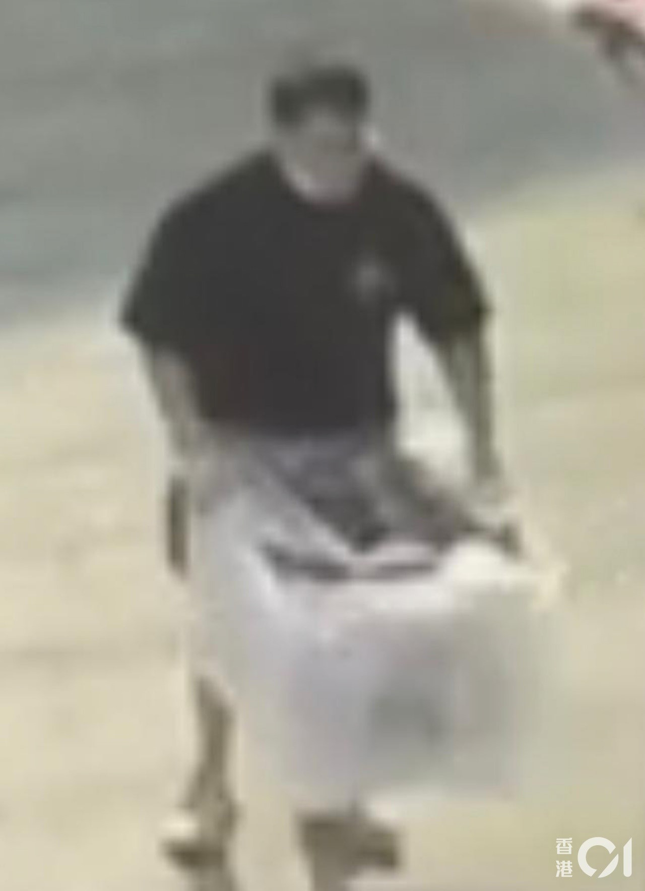 Camera ghi lại lần cuối Abby Choi xuất hiện (trái) và ảnh người đàn ông cầm chiếc thùng lớn bỏ vào cốp ôtô 7 chỗ. Ảnh: HK01.