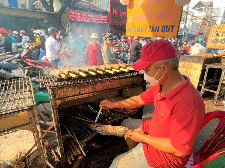 Sau khi nướng xong người bán sẽ loại bỏ phần cháy.