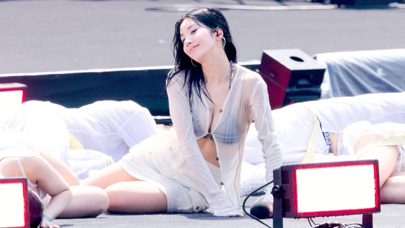 Trong những bộ cánh hở táo bạo, nữ ca sĩ sinh năm 1995 “cháy” hết mình trên sân khấu. Cô là gương mặt quen thuộc tham gia các lễ hội nhạc nước năm nay. Cựu thành viên IZ*ONE thắng thắn tiết lộ nhận được nhiều cuộc gọi làm quen sau khi nổi tiếng ở Water Bomb 2023.