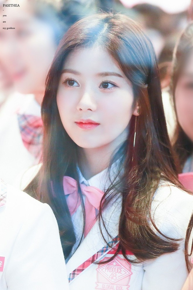 Kwon Eun Bi sinh năm 1995 tại Seoul, Hàn Quốc. Năm 2018, Eun Bi tham gia chương trình truyền hình sống còn Produce 48, phát sóng trên kênh Mnet. Cô vượt qua hàng loạt ứng viên để trở thành một mẩu của nhóm nhạc dự án IZ*ONE và được chọn làm nhóm trưởng. Trước đó, cô từng có thời gian hoạt động nghệ thuật, chủ yếu là vũ công phụ họa cho các nhóm nhạc nữ. Ảnh: Twitter.