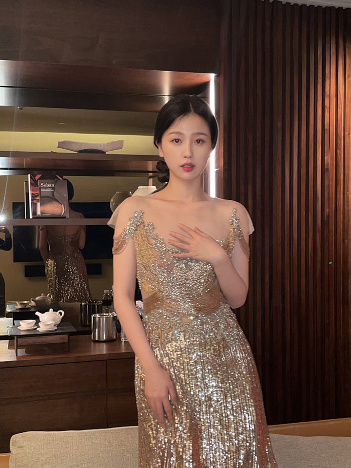 Trên SuperELLE, nữ diễn viên từng lên tiếng khi đón nhận nhiều ý kiến trái chiều về ngoại hình của mình: “Có người cảm được diện mạo của bạn sẽ thấy đẹp, không cảm được thì có làm gì cũng không thích bạn. Cho nên không cần quá để ý cái nhìn của người khác, bản thân mình cảm thấy hài lòng với chính mình là được. Con gái trở nên xinh đẹp không phải để lấy lòng người khác, mà để lấy lòng chính mình. Điều quan trọng nhất là bản thân mình hạnh phúc”. Trên SuperELLE, nữ diễn viên từng lên tiếng khi đón nhận nhiều ý kiến trái chiều về ngoại hình của mình: “Có người cảm được diện mạo của bạn sẽ thấy đẹp, không cảm được thì có làm gì cũng không thích bạn. Cho nên không cần quá để ý cái nhìn của người khác, bản thân mình cảm thấy hài lòng với chính mình là được. Con gái trở nên xinh đẹp không phải để lấy lòng người khác, mà để lấy lòng chính mình. Điều quan trọng nhất là bản thân mình hạnh phúc”.