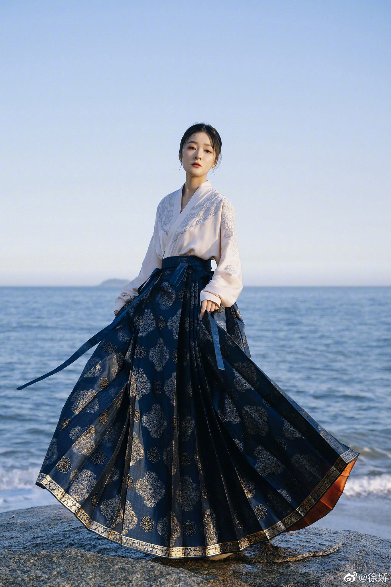 Trên trang cá nhân, Từ Kiều gây ấn tượng với nhiều phong cách. Không ít lần cô gây sốt với những bộ ảnh cosplay, mặc đồ cổ phục… Nữ diễn viên giữ vóc dáng bằng cách chăm chỉ đến phòng tập gym, gần đây chỉ số cân nặng của cô tăng nhưng dáng người vẫn thon thả. Từ Kiều chia sẻ một phần do cơ địa nên không quá khó khăn để duy trì thể trạng.