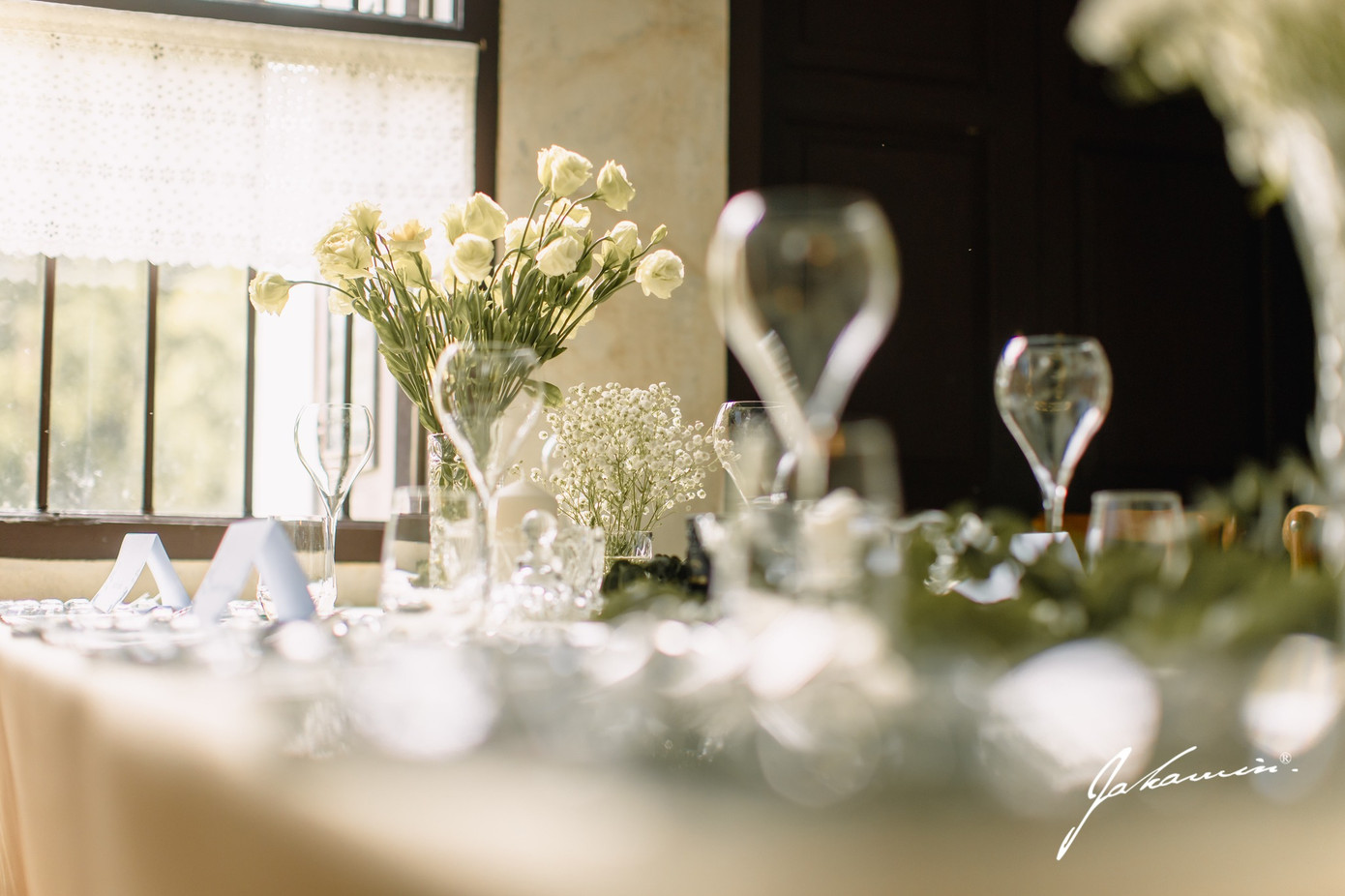 Đám cưới hiện đại được tổ chức tại biệt thự cổ nhà trai, mọi thứ được bày biện, trang trí không quá cầu kỳ nhưng vẫn đảm bảo thẩm mỹ, thể hiện tinh thần của gia chủ.