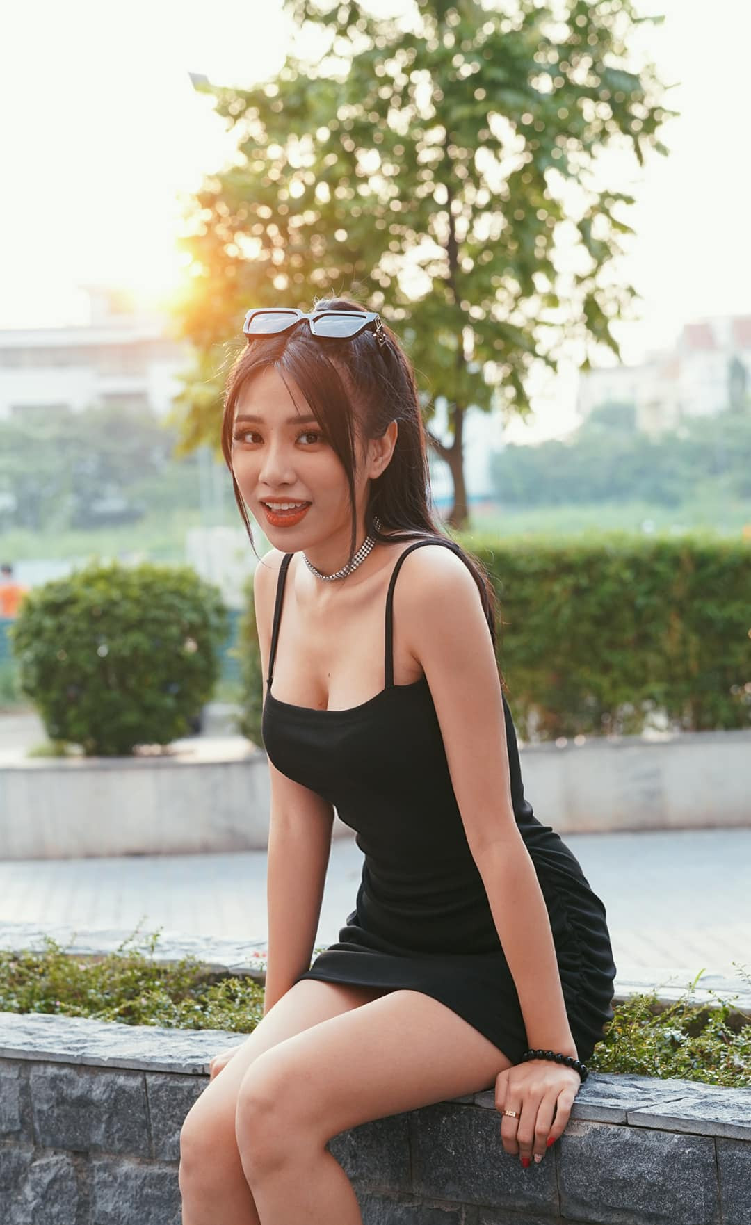 Trang phục của Đào được đạo diễn yêu cầu “đẹp và thật cháy”, vốn phong cách ngoài đời của Thu Hương theo hướng gợi cảm, trưởng thành nên không khó cho diễn viên trong việc chuẩn bị. Trang phục của Đào được đạo diễn yêu cầu “đẹp và thật cháy”, vốn phong cách ngoài đời của Thu Hương theo hướng gợi cảm, trưởng thành nên không khó cho diễn viên trong việc chuẩn bị.