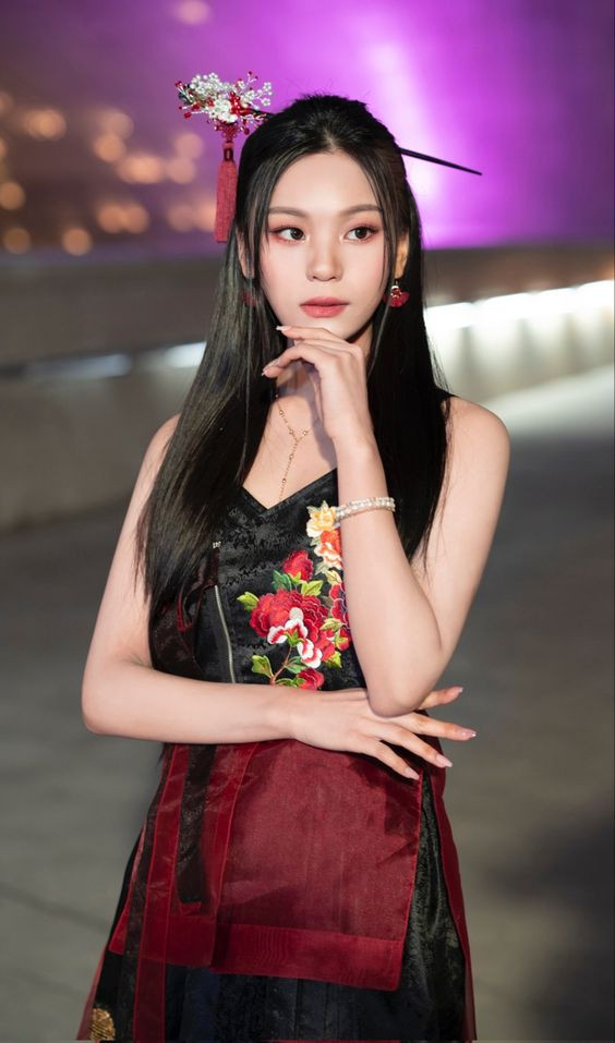 Sau khi G-Friend tan rã đột ngột năm 2021, các thành viên Eunha, SinB và Umji thành lập nhóm ba thành viên mới lấy tên Viviz, trực thuộc BPM Entertainment. VIVIZ cho thấy khía cạnh mới của ba cô gái với hình ảnh bóng bẩy, quyến rũ và hợp thời trang.