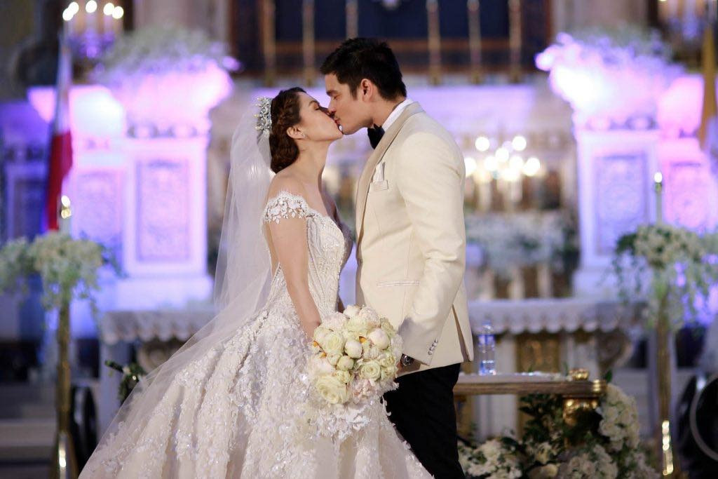 Marian Rivera và tài tử Dingdong Dantes về chung một nhà sau lễ cưới hoành tráng năm 2014 sau 5 năm hẹn hò. Đám cưới thế kỷ của cặp sao sánh ngang với hoàng gia, có sự tham dự của tổng thống Philippines lúc bấy giờ và được truyền hình trực tiếp trong nhiều giờ đồng hồ. Marian Rivera và tài tử Dingdong Dantes về chung một nhà sau lễ cưới hoành tráng năm 2014 sau 5 năm hẹn hò. Đám cưới thế kỷ của cặp sao sánh ngang với hoàng gia, có sự tham dự của tổng thống Philippines lúc bấy giờ và được truyền hình trực tiếp trong nhiều giờ đồng hồ.