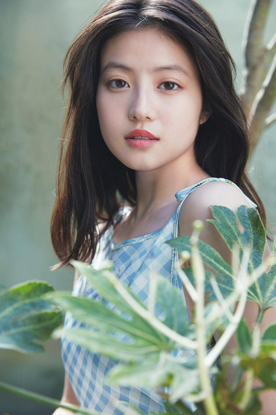 Nữ diễn viên Imada Mio trở thành gương mặt trang bìa tạp chí Friday số ra ngày 20/4. Bộ ảnh khắc họa nét khả ái, yêu kiều của mỹ nhân gen Z nhận được nhiều lời khen của cư dân mạng.