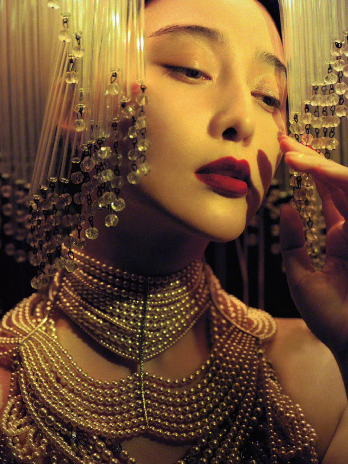 5 năm vướng bê bối trốn thuế, Phạm Băng Băng trở lại với nhiều hoạt động, từ phim ảnh cho tới thời trang. Nữ diễn viên tỏa sáng trong những bộ đầm thiết kế cầu kỳ, lộng lẫy khi đi thảm đỏ tại các sự kiện quốc tế. Tại lễ trao giải Oscar 2023, minh tinh Trung Quốc được nhiều tạp chí xếp vào danh sách sao mặc đẹp trên thảm đỏ.