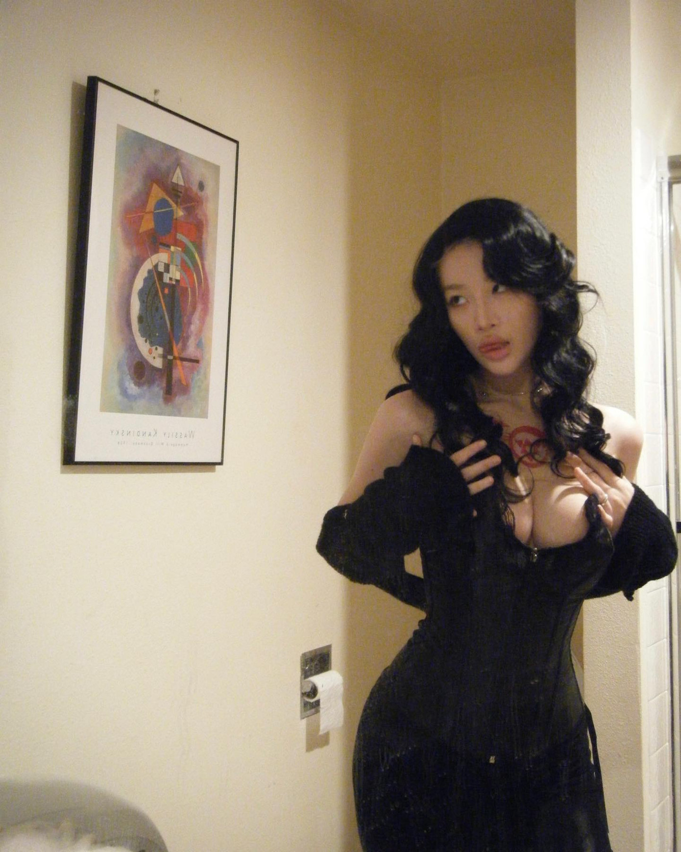 Ngoài đời, Juliana theo đuổi phong cách gợi cảm. Cô ưa thích những trang phục bó sát, bodysuit khoe đường cong cơ thể. Hiện, thí sinh 22 tuổi là chủ cửa hàng trang sức. Ngoài đời, Juliana theo đuổi phong cách gợi cảm. Cô ưa thích những trang phục bó sát, bodysuit khoe đường cong cơ thể. Hiện, thí sinh 22 tuổi là chủ cửa hàng trang sức.