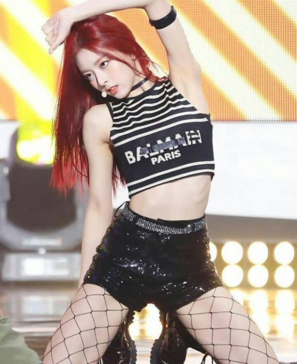 Nhờ lợi thế hình thể cao ráo, ngoại hình nổi bật, em út Yuna nhóm ITZY nhận về nhiều sự chú ý từ các fan Kpop ở thời điểm ra mắt. Cô thường được stylist cho diện trang phục ngắn, khoe chân dài, ba vòng gợi cảm, công thức quen thuộc là croptop kết hợp quần shorts siêu ngắn. Nữ thần tượng kết hợp bốt da, choker, vòng đeo đùi… tăng thêm nét cá tính và quyến rũ. Dù trang phục tôn điểm mạnh hình thể của Yuna, người hâm mộ mong muốn stylist nên tiết chế bởi nữ thần tượng còn nhỏ tuổi và bảo vệ cô trước những bình luận khiếm nhã. Nhờ lợi thế hình thể cao ráo, ngoại hình nổi bật, em út Yuna nhóm ITZY nhận về nhiều sự chú ý từ các fan Kpop ở thời điểm ra mắt. Cô thường được stylist cho diện trang phục ngắn, khoe chân dài, ba vòng gợi cảm, công thức quen thuộc là croptop kết hợp quần shorts siêu ngắn. Nữ thần tượng kết hợp bốt da, choker, vòng đeo đùi… tăng thêm nét cá tính và quyến rũ. Dù trang phục tôn điểm mạnh hình thể của Yuna, người hâm mộ mong muốn stylist nên tiết chế bởi nữ thần tượng còn nhỏ tuổi và bảo vệ cô trước những bình luận khiếm nhã.