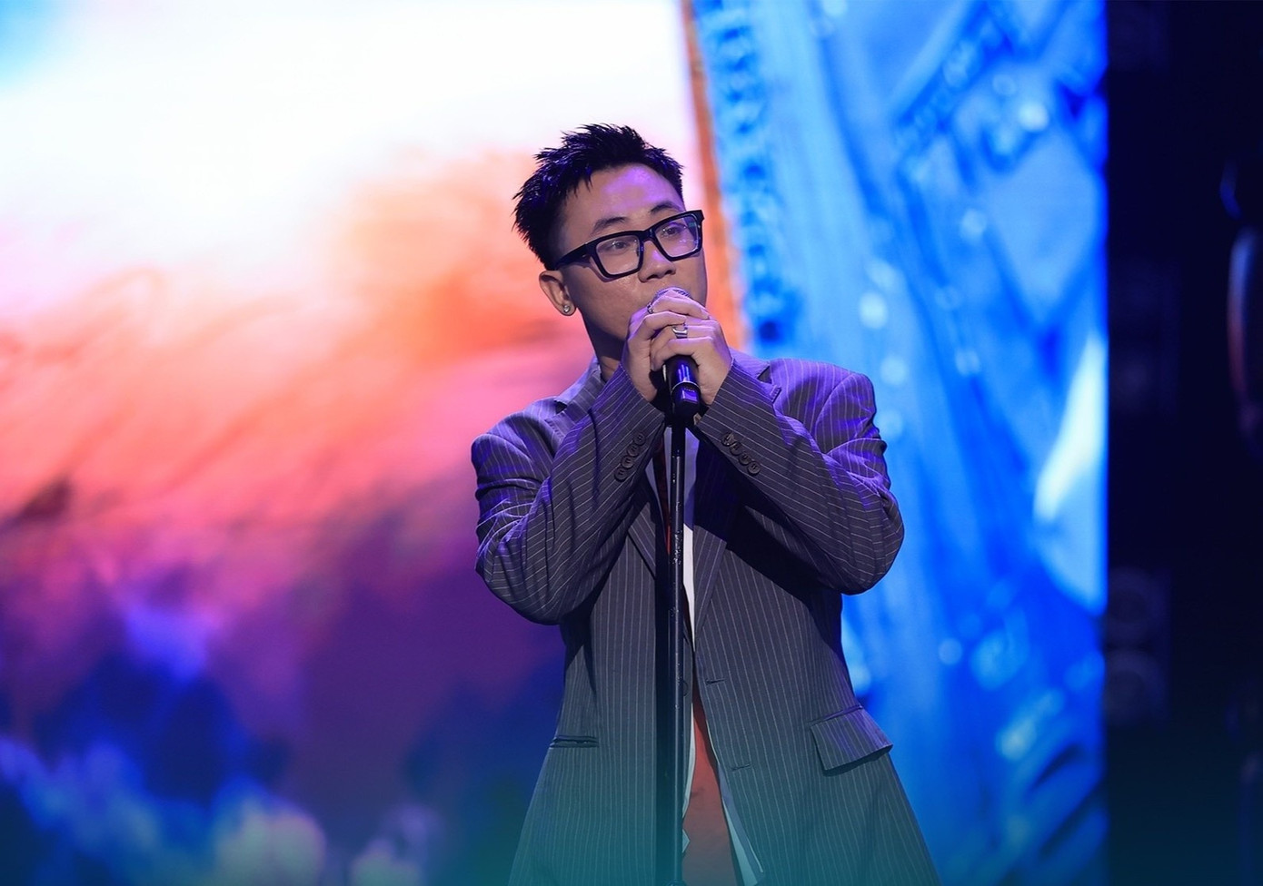 JustaTee khóc khi nhắc về bố vừa ngã bệnh. JustaTee khóc khi nhắc về bố vừa ngã bệnh.