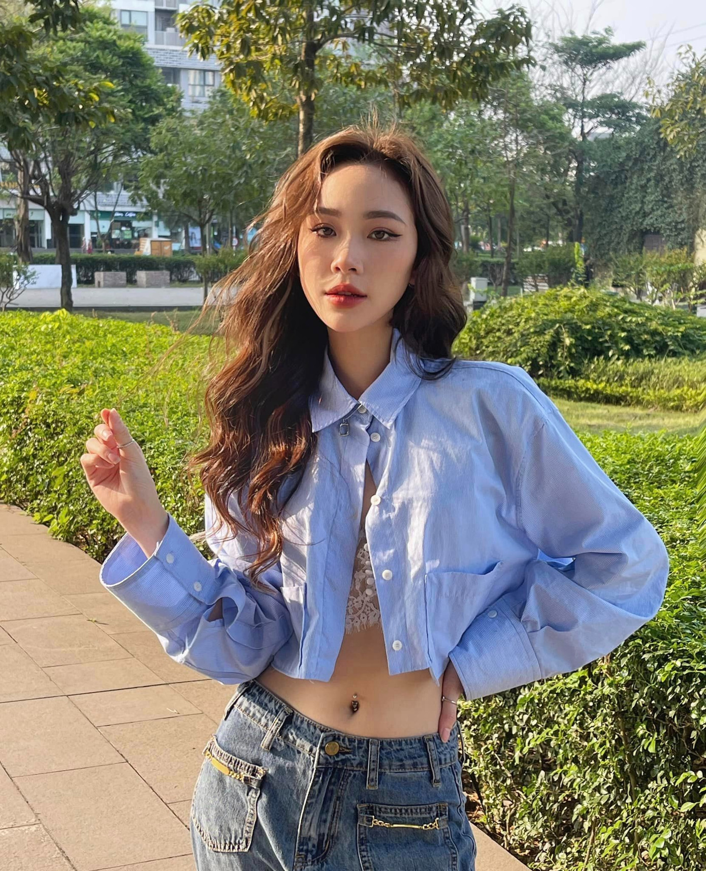 Trong một bài phỏng vấn, Mai Huê chia sẻ gia đình cô không ai theo nghiệp diễn. Để có thể thực hiện ước mơ, Mai Huê phải tự tìm tòi, trau dồi bản thân để thành công thi đậu vào ngôi trường mơ ước. So với dàn diễn viên đồng lứa, Mai Huê được nhiều khán giả kỳ vọng chinh phục nhiều vai diễn đa dạng nữa trong tương lai gần, nhất là trong thời điểm phim VFC cần đổi mới những gương mặt diễn viên trẻ.