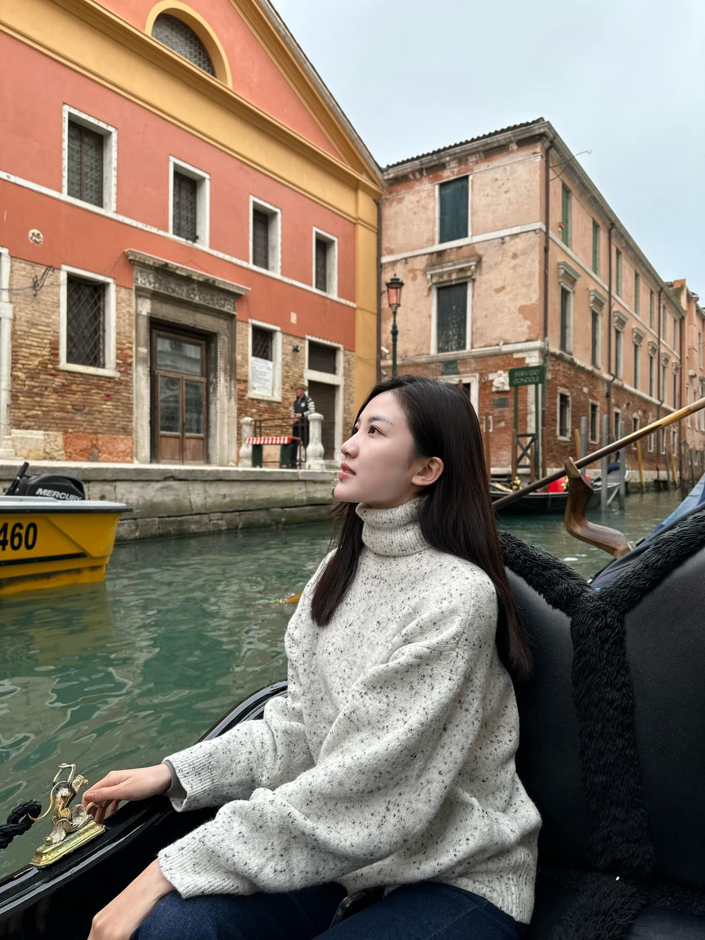 Trong khi đó Lương Thanh vẫn rong ruổi khám phá châu Âu. Điểm đến tiếp theo của diễn viên Hoa hồng trên ngực trái là Venice, Italy.