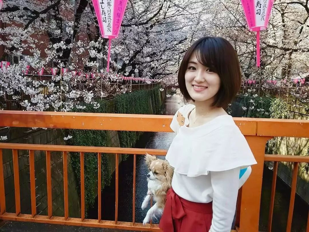 Sau đỉnh cao của sự nghiệp diễn xuất, diễn viên sinh năm 1993 cũng đã chú trọng vào học tập và công việc khác ngoài lĩnh vực nghệ thuật. Cô đã theo học đại học và tốt nghiệp ngành Quản lý Văn hóa tại Đại học Meiji ở Tokyo, Nhật Bản. Ngoài ra, cô cũng hoạt động trong lĩnh vực thiết kế thời trang và công việc từ thiện, hỗ trợ các hoạt động của tổ chức phi lợi nhuận Compassion International.