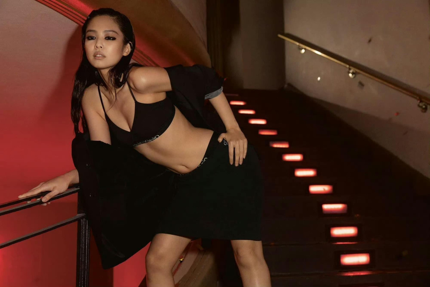 Jonathan Bottomley, giám đốc tiếp thị toàn cầu cho biết: “Chiến dịch mùa thu này là sự tôn vinh các sản phẩm mang tính biểu tượng nhất của Calvin Klein, với sự góp mặt của các đại sứ thương hiệu đang định hình văn hóa ngày nay. Đây là lần lặp lại tiếp theo trong chiến lược của chúng tôi nhằm định hình lại hình ảnh của thương hiệu, lấy lại những giá trị cốt lõi của sự tự tin và gợi cảm, đồng thời khơi dậy khả năng sáng tạo văn hóa độc đáo của hãng”. Bằng cách mời những ngôi sao mang tính biểu tượng và có sức ảnh hưởng nhất của thế hệ này, hãng đang nhắm đến người tiêu dùng trẻ yêu thích thời trang và sự năng động. Jonathan Bottomley, giám đốc tiếp thị toàn cầu cho biết: “Chiến dịch mùa thu này là sự tôn vinh các sản phẩm mang tính biểu tượng nhất của Calvin Klein, với sự góp mặt của các đại sứ thương hiệu đang định hình văn hóa ngày nay. Đây là lần lặp lại tiếp theo trong chiến lược của chúng tôi nhằm định hình lại hình ảnh của thương hiệu, lấy lại những giá trị cốt lõi của sự tự tin và gợi cảm, đồng thời khơi dậy khả năng sáng tạo văn hóa độc đáo của hãng”. Bằng cách mời những ngôi sao mang tính biểu tượng và có sức ảnh hưởng nhất của thế hệ này, hãng đang nhắm đến người tiêu dùng trẻ yêu thích thời trang và sự năng động.