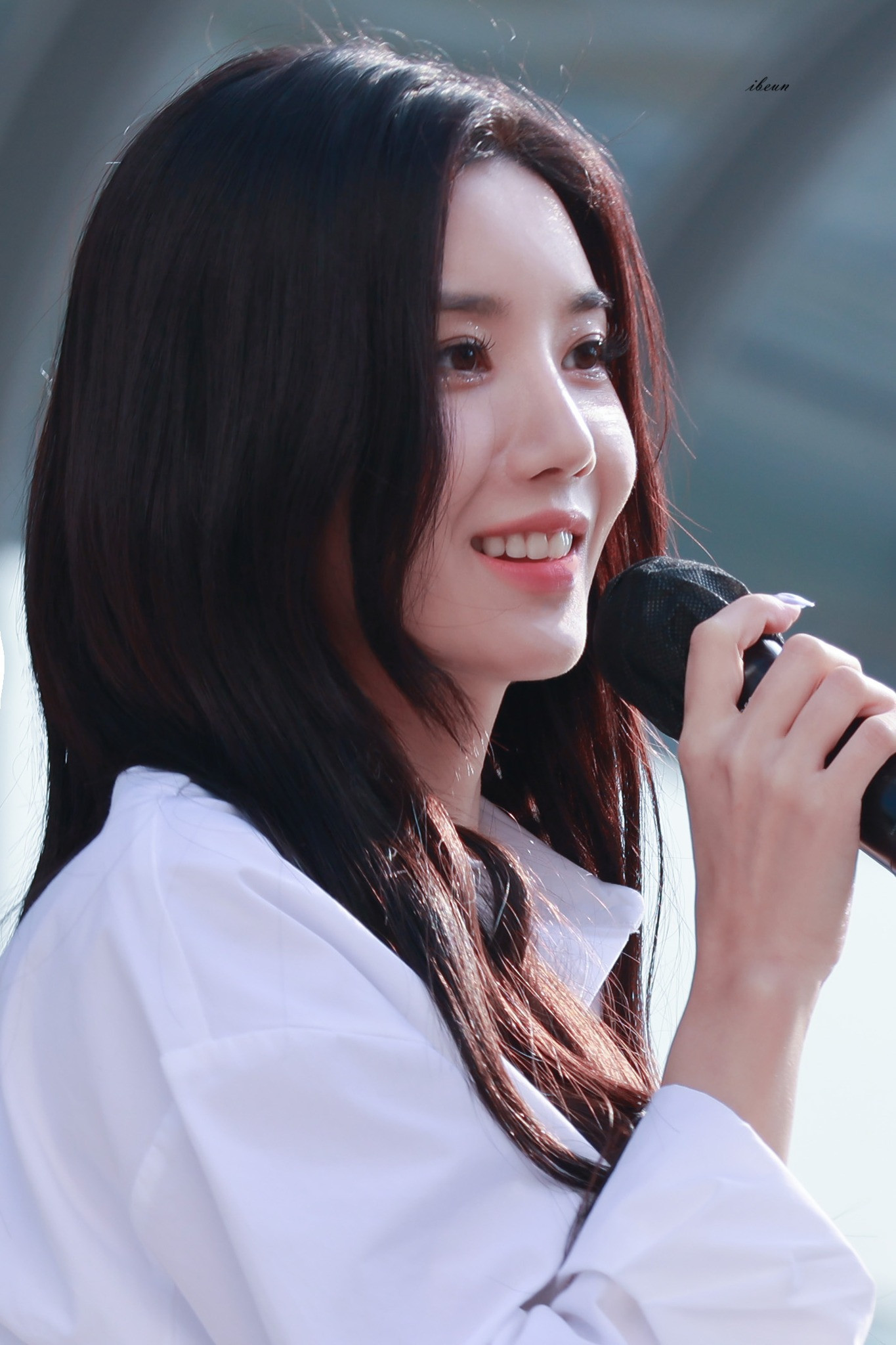 Chiều cao khiêm tốn 1,58 m song tỷ lệ cơ thể của Eun Bin được khen ngợi chuẩn chỉnh, cân đối. Cựu trưởng nhóm IZ*ONE “cân” được nhiều phong cách, từ đáng yêu, dịu dàng đến gợi cảm, trưởng thành. Sau khi solo, nữ ca sĩ hướng đến hình ảnh sành điệu, quyến rũ. Ảnh: Twitter.