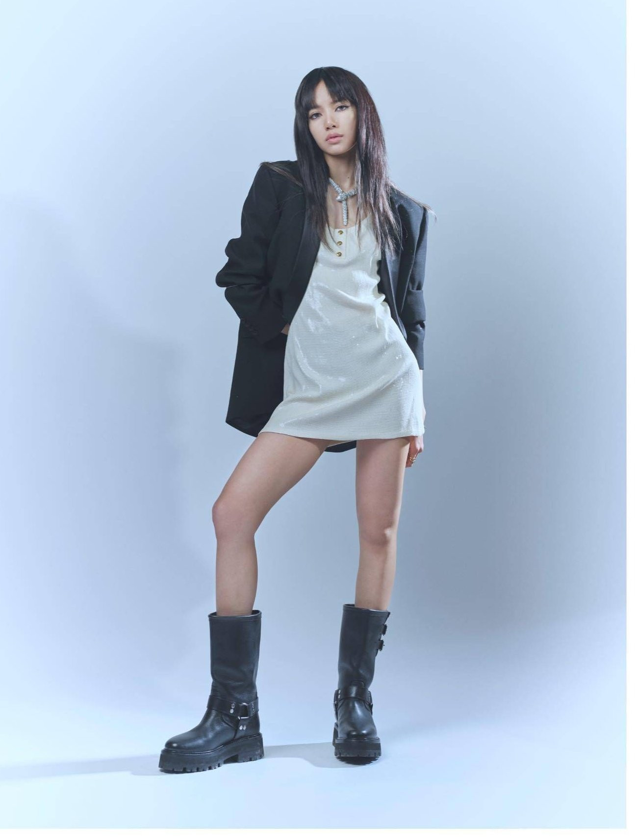 Gần đây, cô cùng các thành viên BlackPink tham dự Le Gala des Pieces Jaunes - buổi hòa nhạc từ thiện do Đệ nhất phu nhân Pháp Brigitte Macron đứng đầu. Lisa tiếp tục cho thấy sức ảnh hưởng trong ngành thời trang khi vẫn giữ vai trò đại sứ thương hiệu của nhiều nhãn hàng cao cấp. Gần đây, cô cùng các thành viên BlackPink tham dự Le Gala des Pieces Jaunes - buổi hòa nhạc từ thiện do Đệ nhất phu nhân Pháp Brigitte Macron đứng đầu. Lisa tiếp tục cho thấy sức ảnh hưởng trong ngành thời trang khi vẫn giữ vai trò đại sứ thương hiệu của nhiều nhãn hàng cao cấp.