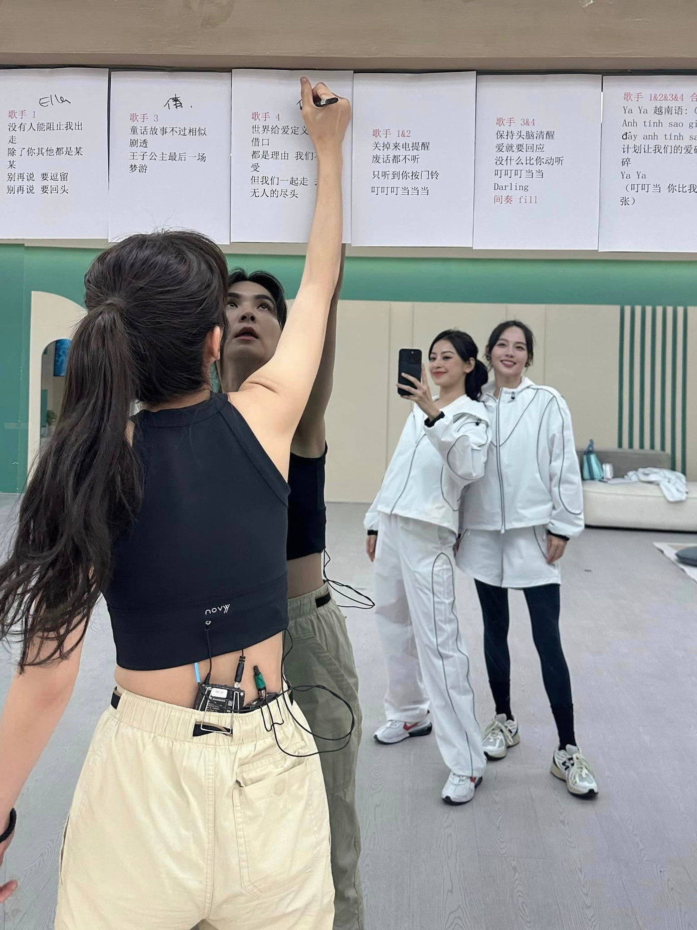 Chi Pu cùng Ella, Trương Gia Nghê và Ngô Thiến sẽ biểu diễn See tình. Chi Pu cùng Ella, Trương Gia Nghê và Ngô Thiến sẽ biểu diễn See tình.