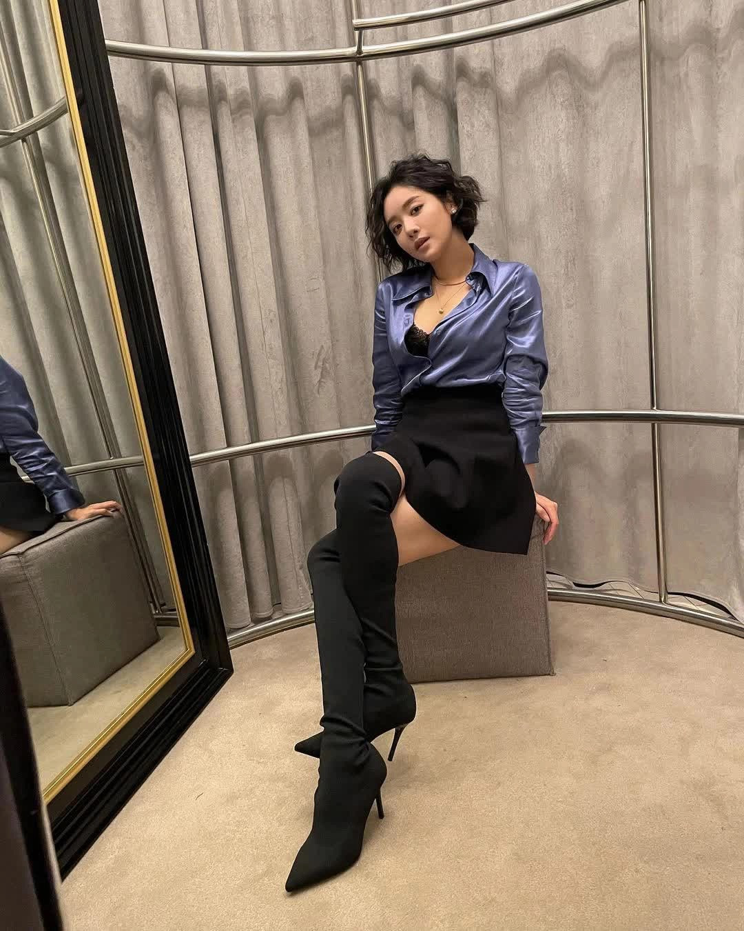 Ngoài đời, Cha Joo Young theo đuổi phong cách trẻ trung, gợi cảm. Nữ diễn viên được mong đợi có nhiều đất để thể hiện trong phần 2 của The Glory. Ảnh: IG. Ngoài đời, Cha Joo Young theo đuổi phong cách trẻ trung, gợi cảm. Nữ diễn viên được mong đợi có nhiều đất để thể hiện trong phần 2 của The Glory. Ảnh: IG.