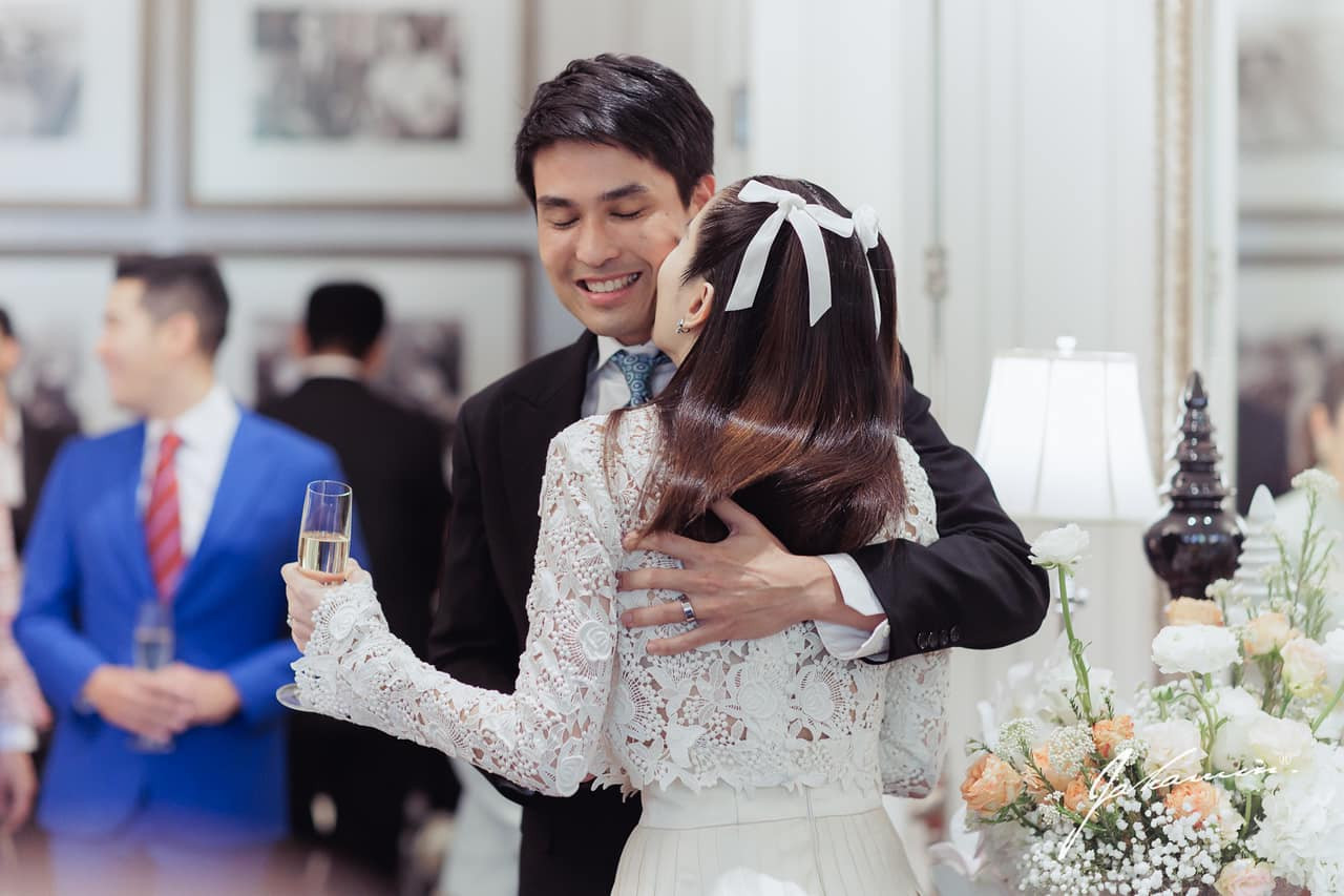 Doanh nhân Oak Phakwa Hongyok không giấu nổi nụ cười rạng rỡ khi sánh đôi bên vợ sắp cưới – Hoa hậu chuyển giới Nong Poy (tên khác là Poi Treechada) trong tiệc chia tay độc thân ngày 17/2. Doanh nhân Oak Phakwa Hongyok không giấu nổi nụ cười rạng rỡ khi sánh đôi bên vợ sắp cưới – Hoa hậu chuyển giới Nong Poy (tên khác là Poi Treechada) trong tiệc chia tay độc thân ngày 17/2.