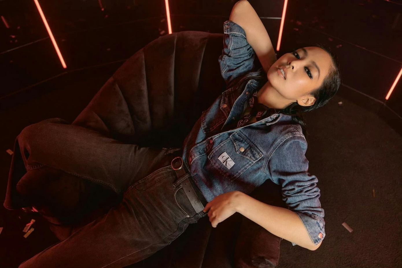 Nữ thần tượng sinh năm 1996 khoe vóc dáng gợi cảm, nuột nà trong những shoot hình. Kết hợp với những món đồ cổ điển, Jennie cho thấy khía cạnh quyến rũ, mê hoặc hơn. Nữ thần tượng sinh năm 1996 khoe vóc dáng gợi cảm, nuột nà trong những shoot hình. Kết hợp với những món đồ cổ điển, Jennie cho thấy khía cạnh quyến rũ, mê hoặc hơn.