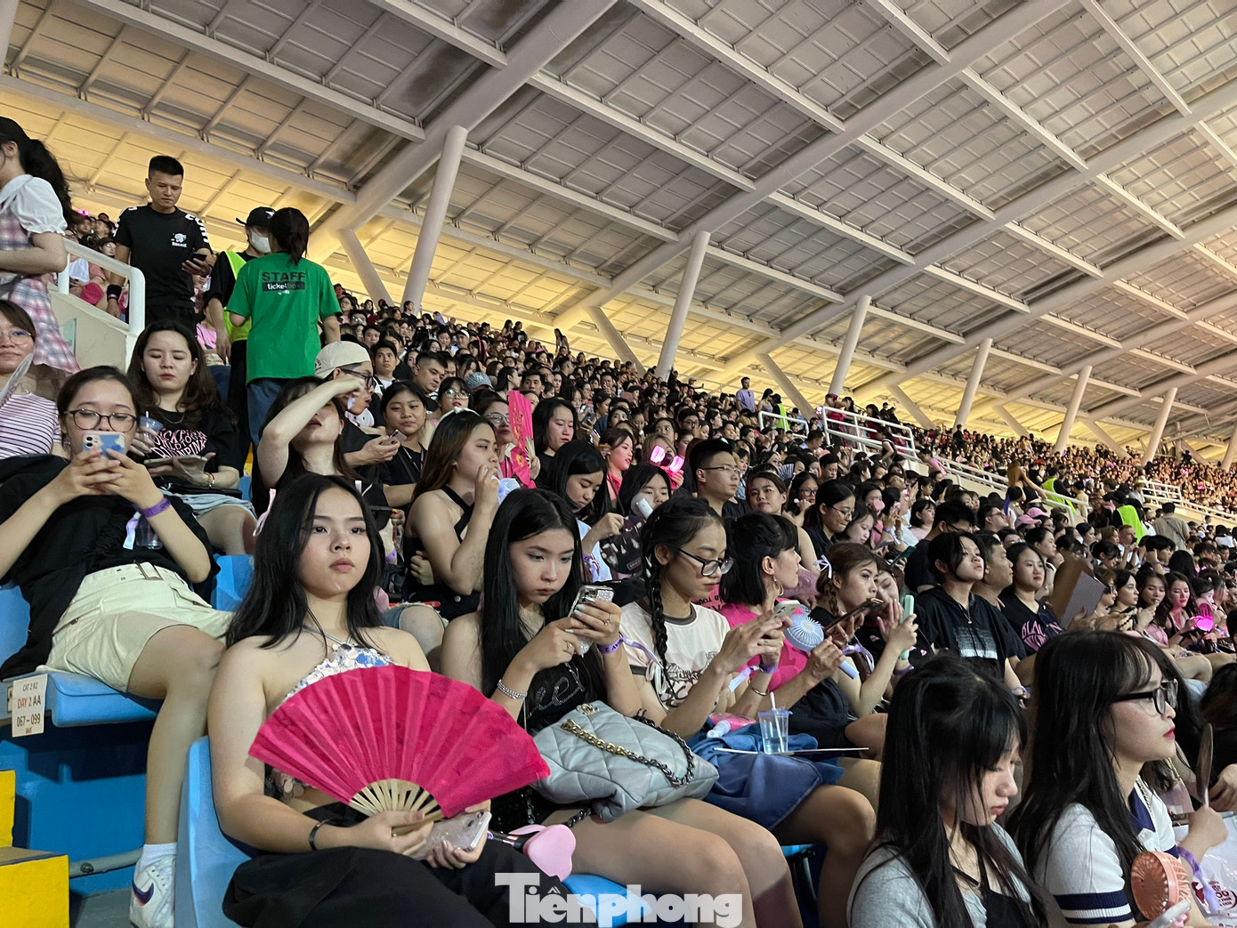 Không khí bên trong sân Mỹ Đình nóng dần lên khi BTC bắt đầu mở các MV ca nhạc của BlackPink. Không khí bên trong sân Mỹ Đình nóng dần lên khi BTC bắt đầu mở các MV ca nhạc của BlackPink.