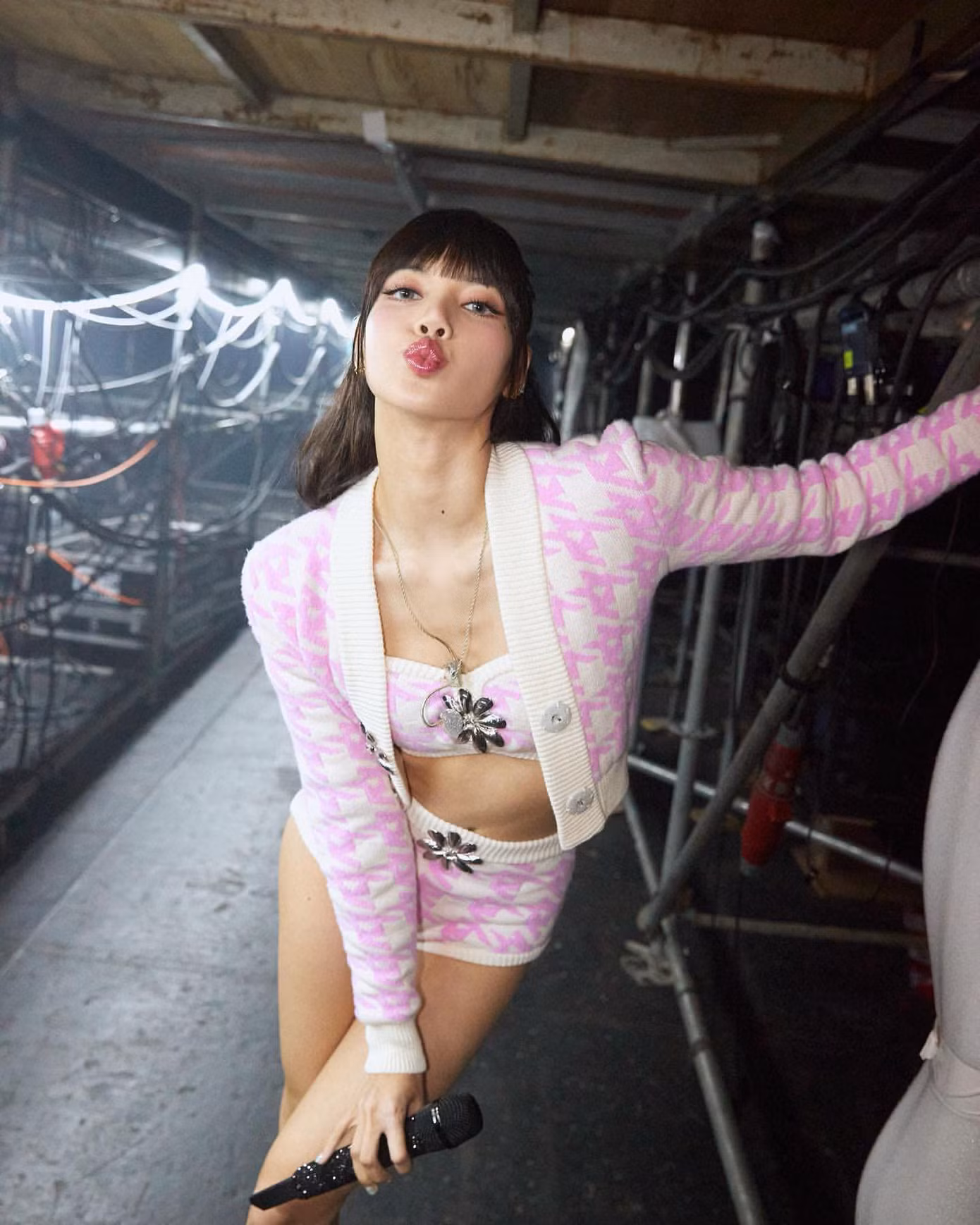 Thời gian qua, cô tập trung cùng BlackPink diễn concert và chưa trở lại với dự án âm nhạc nào. BlackPink sẽ hết hợp đồng với YG Entertaiment trong vào tháng 8/2023. Nhiều khán giả và các chuyên gia trong ngành dự đoán, 4 thành viên tiếp tục ký kết với công ty để đảm bảo danh tiếng. Thời gian qua, cô tập trung cùng BlackPink diễn concert và chưa trở lại với dự án âm nhạc nào. BlackPink sẽ hết hợp đồng với YG Entertaiment trong vào tháng 8/2023. Nhiều khán giả và các chuyên gia trong ngành dự đoán, 4 thành viên tiếp tục ký kết với công ty để đảm bảo danh tiếng.