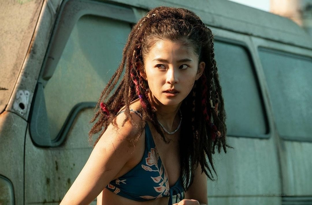 Nằm trong tuyến phụ, song vai Hikari Kuina do Aya Asahina đảm nhiệm là một trong những nhân vật được yêu thích nhất Alice in Borderland 2. Kuina vốn sinh ra mang hình hài con trai trong gia đình võ thuật và được kỳ vọng gánh vác sự nghiệp của gia đình. Bằng khát vọng của bản thân, Kuina đã quyết định chuyển giới để sống đúng với con người thật. Ảnh: NSX.