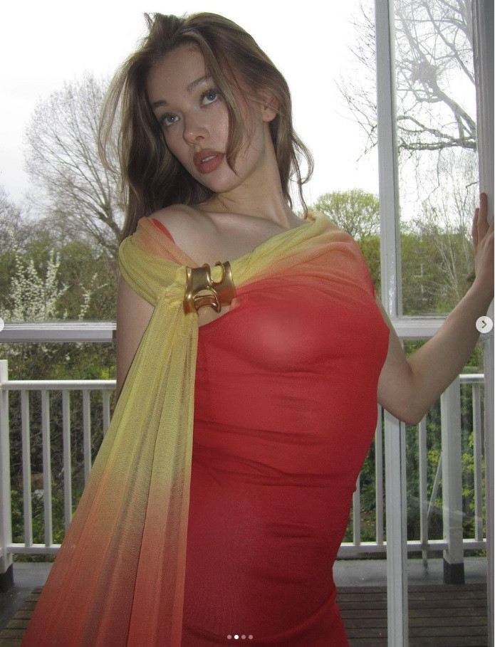 Jessica Alexander sinh năm 1999 tại London (Anh), hoạt động nghệ thuật từ sớm và thử sức với nhiều vai trò như diễn viên, người mẫu… Cô bắt đầu được biết đến sau vai diễn Olivia trong loạt phim kinh dị dành cho tuổi teen Get Even. Cô cũng từng được chọn cho vai Lucy Carpenter trong bộ phim truyền hình dành cho Penny On M.A.R.S của Disney.