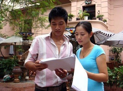 Thu Hiền và Mạnh Trường đóng cặp trong Những cánh hoa bay (2008). Thu Hiền và Mạnh Trường đóng cặp trong Những cánh hoa bay (2008).