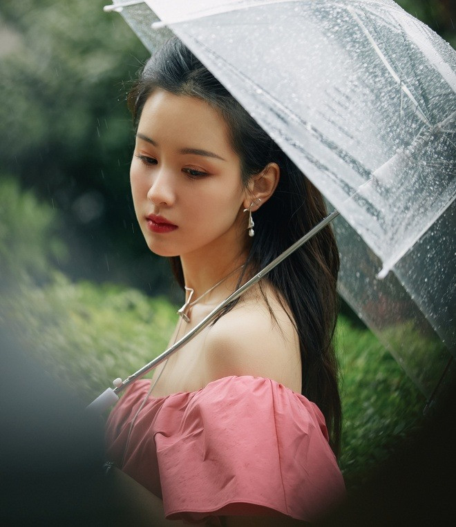 Nhiều nguồn tin cho biết Trần Đô Linh có được tài nguyên lớn nhờ sự hậu thuẫn của bố mẹ dù không học nghệ thuật. Có thông tin mẹ Trần Đô Linh là người có tiếng trong giới văn học nghệ thuật, cổ đông lớn của công ty giải trí Shanghai Lingrui, vì vậy cô có cơ hội làm việc chung với nhiều ngôi sao hàng đầu. Nhiều lần bị dư luận hướng mũi về mình, Trần Đô Linh chưa từng lên tiếng giải thích. Nhiều nguồn tin cho biết Trần Đô Linh có được tài nguyên lớn nhờ sự hậu thuẫn của bố mẹ dù không học nghệ thuật. Có thông tin mẹ Trần Đô Linh là người có tiếng trong giới văn học nghệ thuật, cổ đông lớn của công ty giải trí Shanghai Lingrui, vì vậy cô có cơ hội làm việc chung với nhiều ngôi sao hàng đầu. Nhiều lần bị dư luận hướng mũi về mình, Trần Đô Linh chưa từng lên tiếng giải thích.