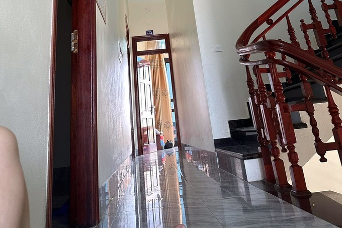 Chị Mỵ trải nghiệm ngủ ngoài hành lang nhà nghỉ sau sự cố mất điện (Ảnh: NVCC).