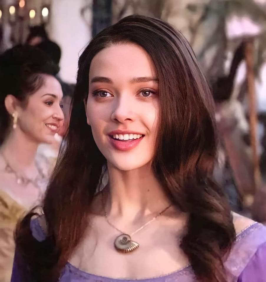 Tạo hình và nhan sắc của Jessica Alexander được nhận xét như trong truyện bước ra. Dù không có nhiều đất diễn, nữ diễn viên vẫn thể hiện trọn vẹn, lột tả được sự độc ác, tinh quái của nhân vật. Phân đoạn của ngôi sao 24 tuổi nhận được nhiều lời khen ngợi từ khán giả. So với nữ chính, Jessica Alexander được đánh giá cao về diễn xuất và nhan sắc dù đảm nhận vai phản diện.