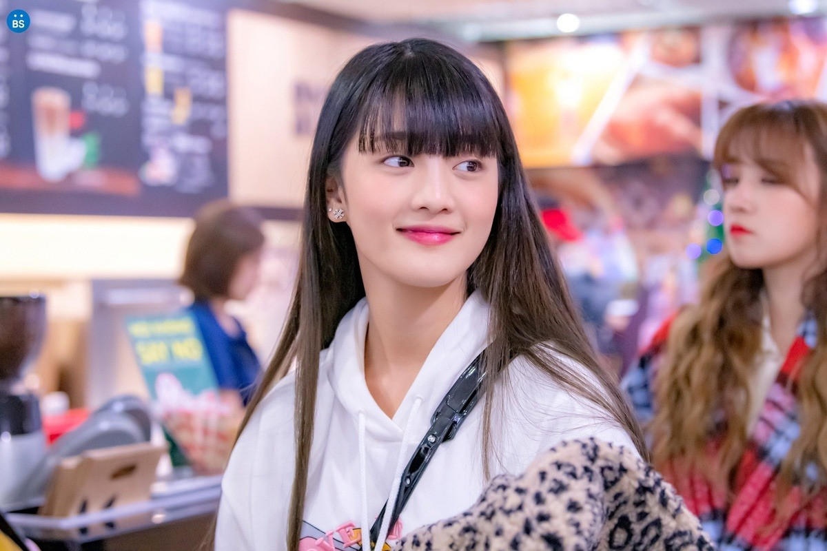 Trên Vlive, nữ thần tượng từng chia sẻ cô muốn đưa cả nhóm (G)-IDLE đến khi nghỉ dưỡng của gia đình và quay phim thực tế tại đó. Khu nghỉ dưỡng cao cấp Pueng Wan Resort cách trung tâm thủ đô Thái Lan 3-4 giờ lái xe do ông bà của Minnie sở hữu. Trên Vlive, nữ thần tượng từng chia sẻ cô muốn đưa cả nhóm (G)-IDLE đến khi nghỉ dưỡng của gia đình và quay phim thực tế tại đó. Khu nghỉ dưỡng cao cấp Pueng Wan Resort cách trung tâm thủ đô Thái Lan 3-4 giờ lái xe do ông bà của Minnie sở hữu.