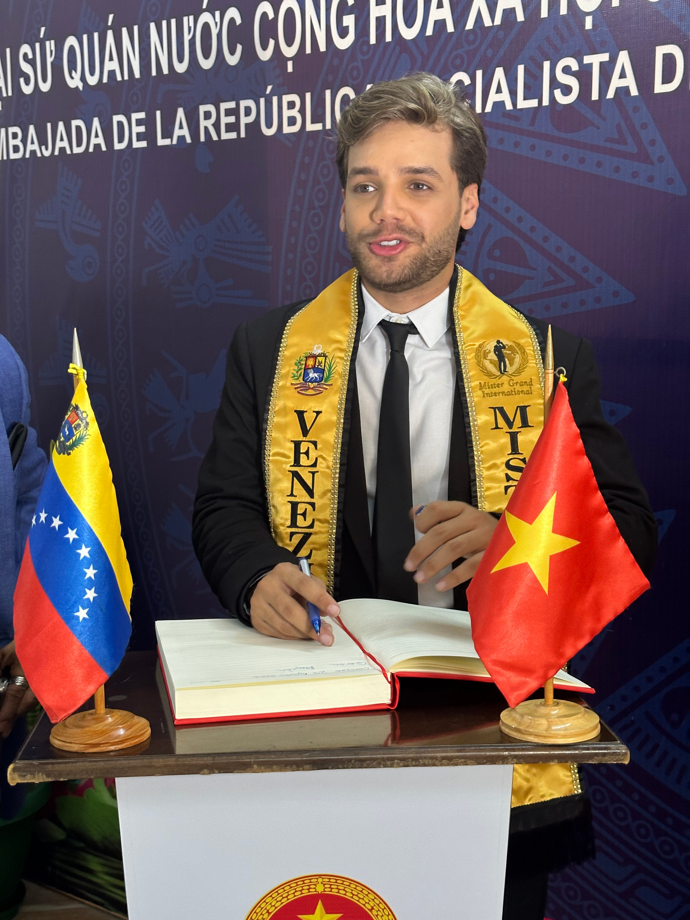 Mister Grand Venezuela 2023 thăm Đại sứ quán Việt Nam tại Venezuela.