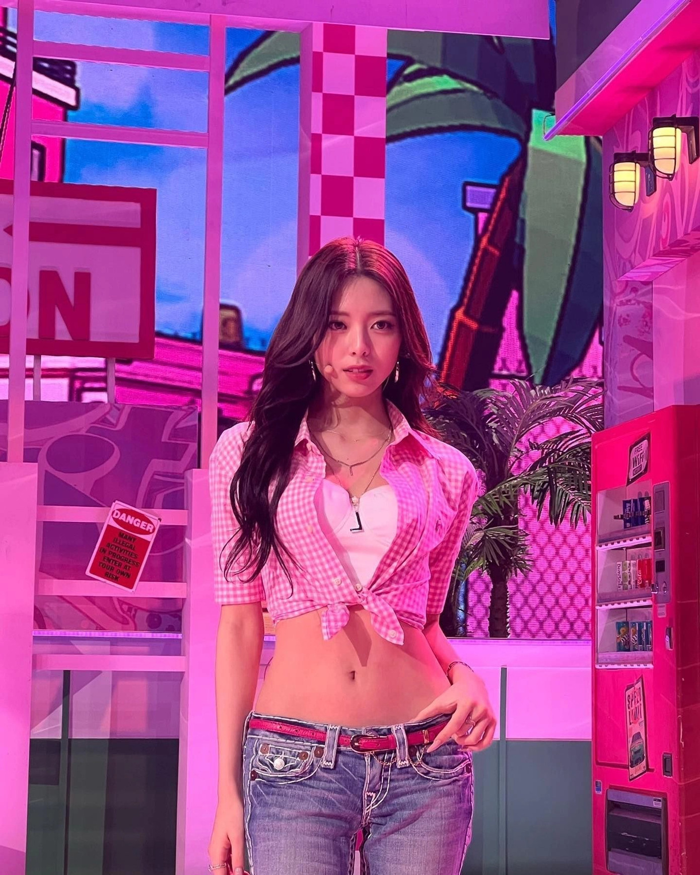 Trong buổi livestream với người hâm mộ, em út ITZY chia sẻ chiếc quần jean giúp cô nổi bật trên sân khấu. Cô cho rằng quần jean là món đồ khó mua nhất trong tủ quần áo, cô phải thử nhiều lần để tìm được chiếc quần phù hợp để biểu diễn.