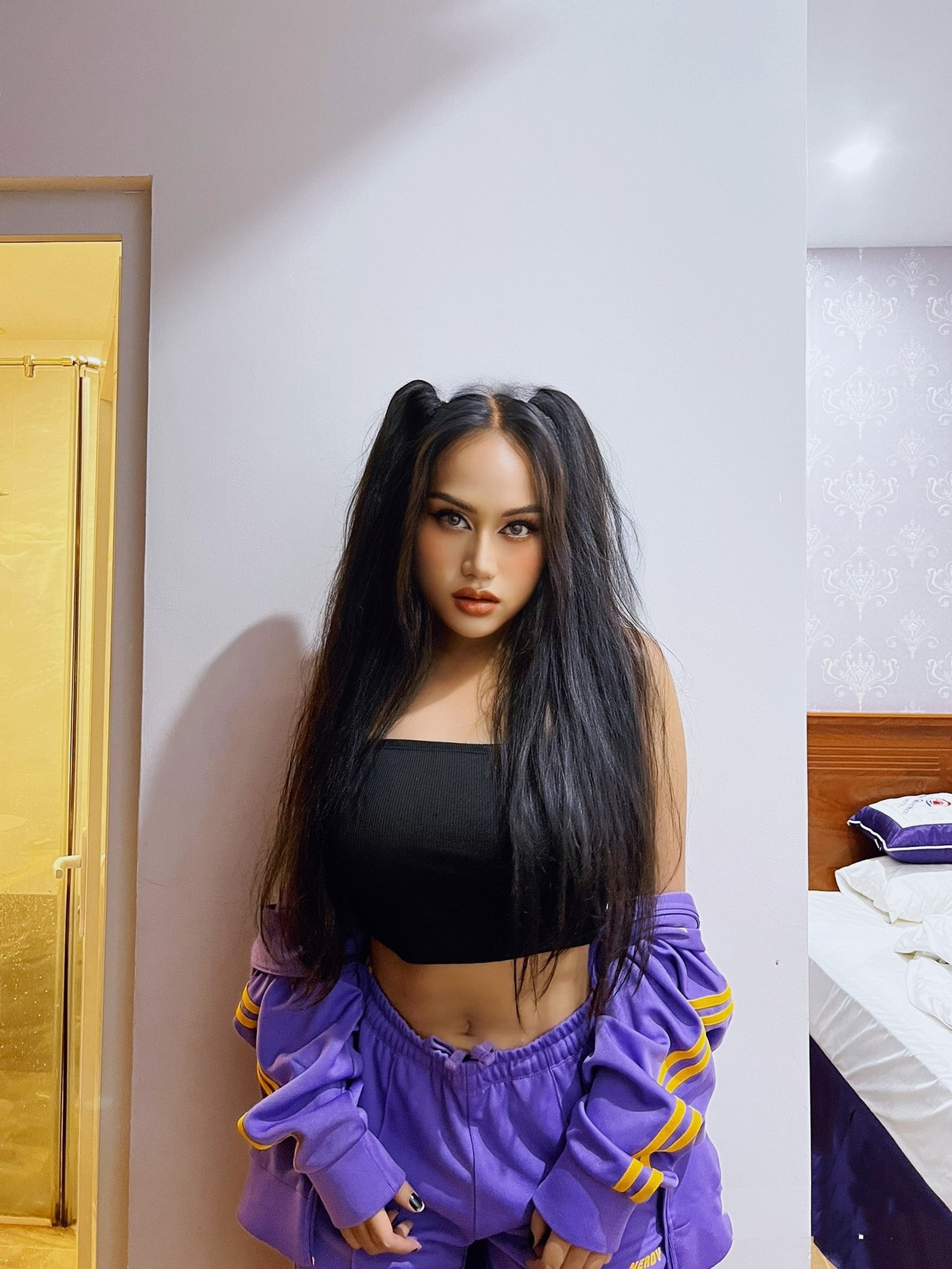 Trong một cuộc phỏng vấn, ca sĩ cho hay ngày đi học phải thay áo sơ mi vì ngực quá lớn, bị các bạn nam trêu chọc. “Có lần tôi bị bung cúc áo ra nên bị trêu quá trời, tôi muốn phẫu thuật cắt ngực đi cho rồi”, ca sĩ kể. Trong một cuộc phỏng vấn, ca sĩ cho hay ngày đi học phải thay áo sơ mi vì ngực quá lớn, bị các bạn nam trêu chọc. “Có lần tôi bị bung cúc áo ra nên bị trêu quá trời, tôi muốn phẫu thuật cắt ngực đi cho rồi”, ca sĩ kể.