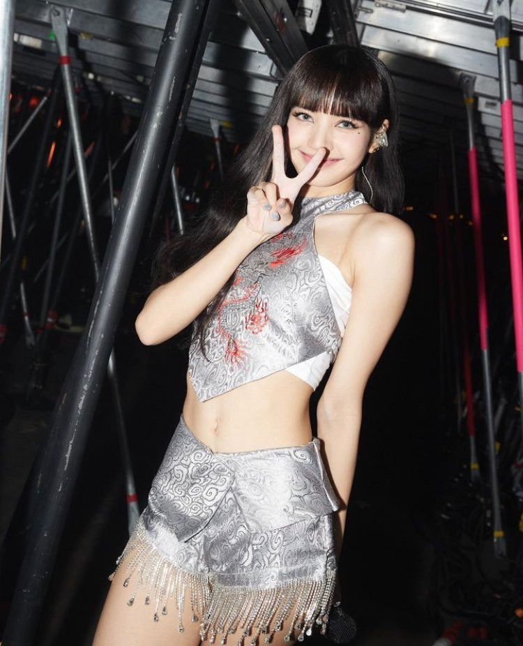 Tại concert Born Pink, nữ ca sĩ 9X thường diện những bộ trang phục đính sequin hoặc cut out khoe vòng 2 thon gọn và đôi chân dài. Cô tạo điểm nhấn thú vị cho vũ đạo bốc lửa bằng phụ kiện như thắt lưng tua rua đính quanh eo, thu hút ánh nhìn của khán giả. Tại concert Born Pink, nữ ca sĩ 9X thường diện những bộ trang phục đính sequin hoặc cut out khoe vòng 2 thon gọn và đôi chân dài. Cô tạo điểm nhấn thú vị cho vũ đạo bốc lửa bằng phụ kiện như thắt lưng tua rua đính quanh eo, thu hút ánh nhìn của khán giả.