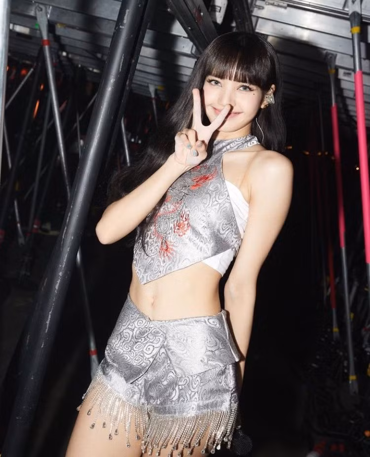 Tại concert Born Pink, nữ ca sĩ 9X thường diện những bộ trang phục đính sequin hoặc cut out khoe vòng 2 thon gọn và đôi chân dài. Cô tạo điểm nhấn thú vị cho vũ đạo bốc lửa bằng phụ kiện như thắt lưng tua rua đính quanh eo, thu hút ánh nhìn của khán giả. Tại concert Born Pink, nữ ca sĩ 9X thường diện những bộ trang phục đính sequin hoặc cut out khoe vòng 2 thon gọn và đôi chân dài. Cô tạo điểm nhấn thú vị cho vũ đạo bốc lửa bằng phụ kiện như thắt lưng tua rua đính quanh eo, thu hút ánh nhìn của khán giả.