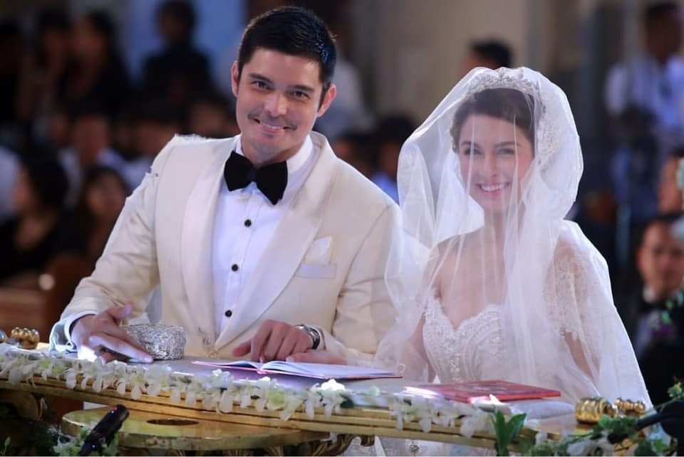 Marian Rivera và tài tử Dingdong Dantes về chung một nhà sau lễ cưới hoành tráng năm 2014 sau 5 năm hẹn hò. Đám cưới thế kỷ của cặp sao sánh ngang với hoàng gia, có sự tham dự của tổng thống Philippines lúc bấy giờ và được truyền hình trực tiếp trong nhiều giờ đồng hồ. Marian Rivera và tài tử Dingdong Dantes về chung một nhà sau lễ cưới hoành tráng năm 2014 sau 5 năm hẹn hò. Đám cưới thế kỷ của cặp sao sánh ngang với hoàng gia, có sự tham dự của tổng thống Philippines lúc bấy giờ và được truyền hình trực tiếp trong nhiều giờ đồng hồ.