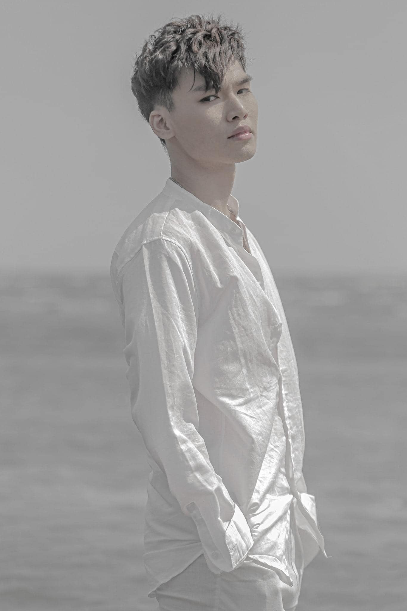 Ca sĩ Hồ Minh Tuấn (trái) và khi còn hoạt động trong nhóm Super 9 (tên cũ: Zero 9). Ảnh: Võ Đỗ Anh.