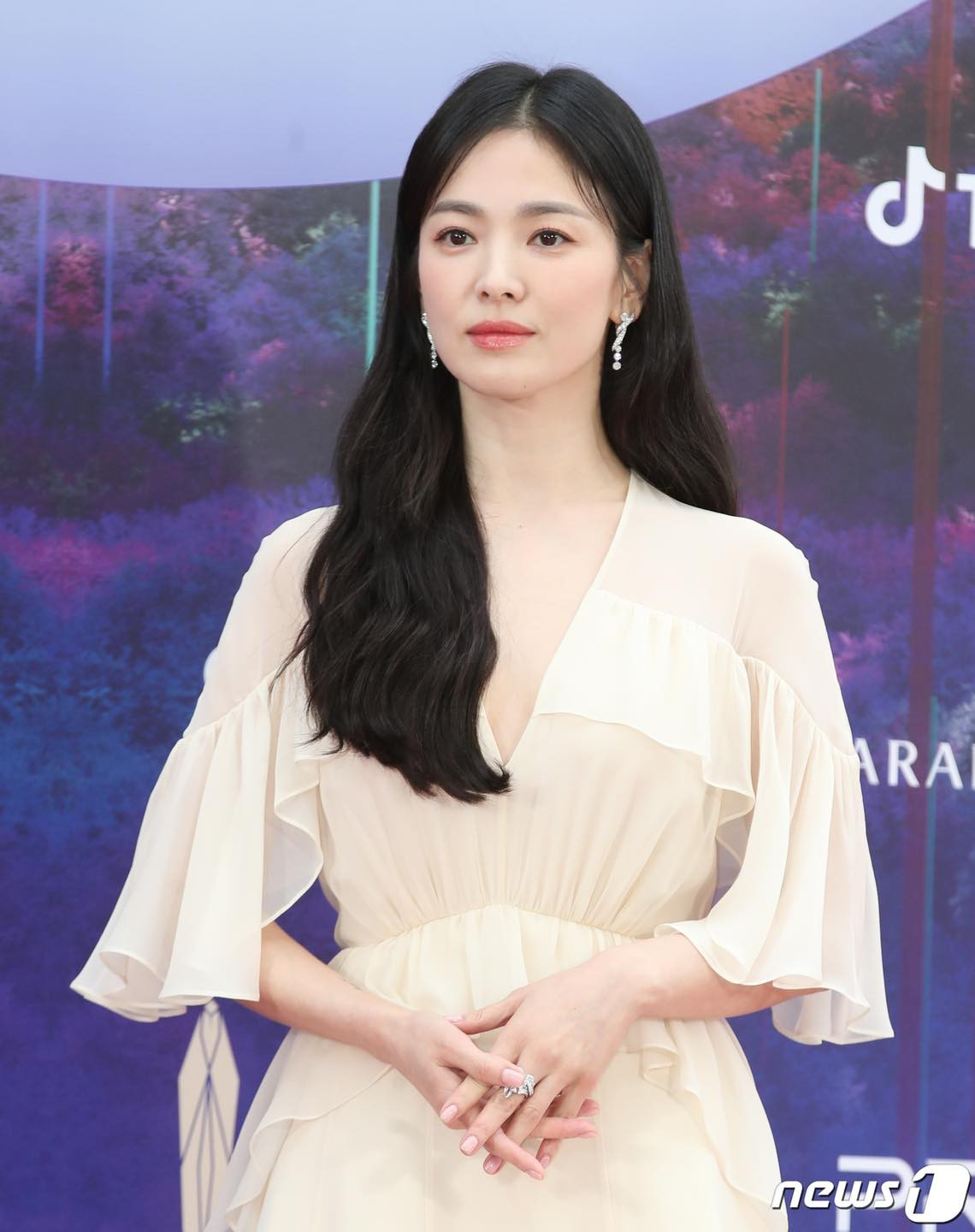 Song Hye Kyo được khen nhã nhặn, nhẹ nhàng với bộ váy khoét sâu phần cổ.