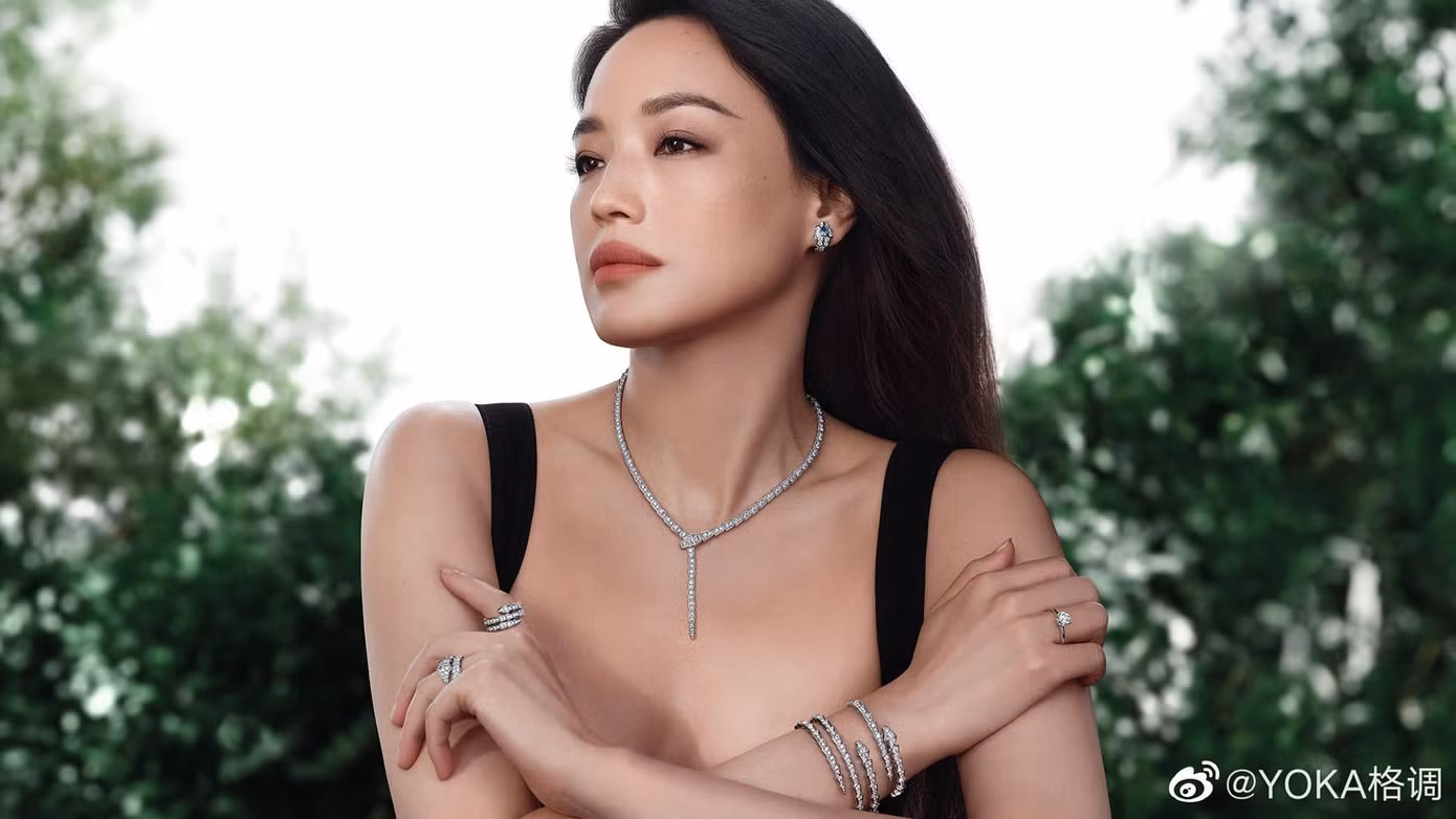 Vẻ hấp dẫn của Thư Kỳ không phai theo năm tháng và được ví như thứ rượu lâu năm càng ngắm càng say. Rực rỡ, mềm mại và khoáng đạt là những gì nhiều khán giả miêu tả khi nhìn thấy Thư Kỳ.